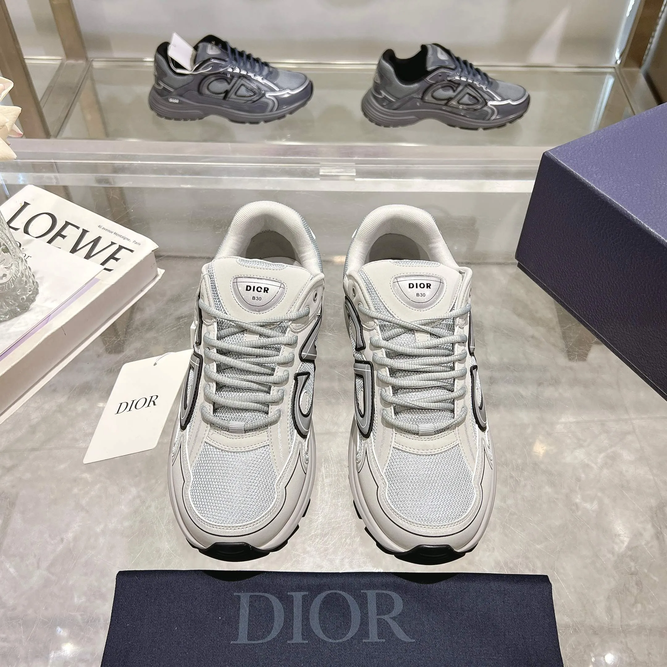 👟👟Ex-factory price 520👟👟 H612 high version B30 low-top sneakers are one of the flagship styles of this series. Crafted from mesh and technical fabrics, it's finished with a reflective 'CD30' graphic and 'DIOR B30' and 'CD30' logos on the heel and tongue. The extra-light, sculpted rubber sole adds style with signature accents, while internal stretch details create ideal comfort. Can be paired with a variety of casual looks to show a fashionable, modern and sporty style. ✅Size: 35-47 (45-46-47 customized, non-returnable and non-exchangeable) ✅Sole material: Original ultra-light IP sole ✅Packaging: Brand new counter packaging